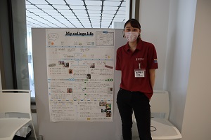 20220710OC経営_ポスターと学生1