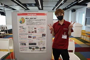 20220710OC経営_ポスターと学生2