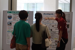 大学生活に関するポスター発表は今回も人気でした