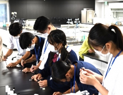 練り香水作りの様子
