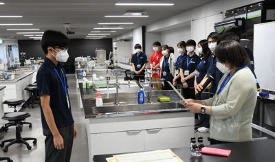岡崎学科主任から修了証書の授与