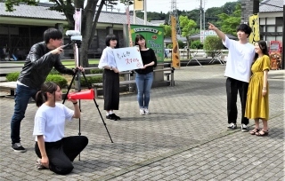 庭田ゼミで地域プロモーション動画を撮影（メガホンをとる石井さん）