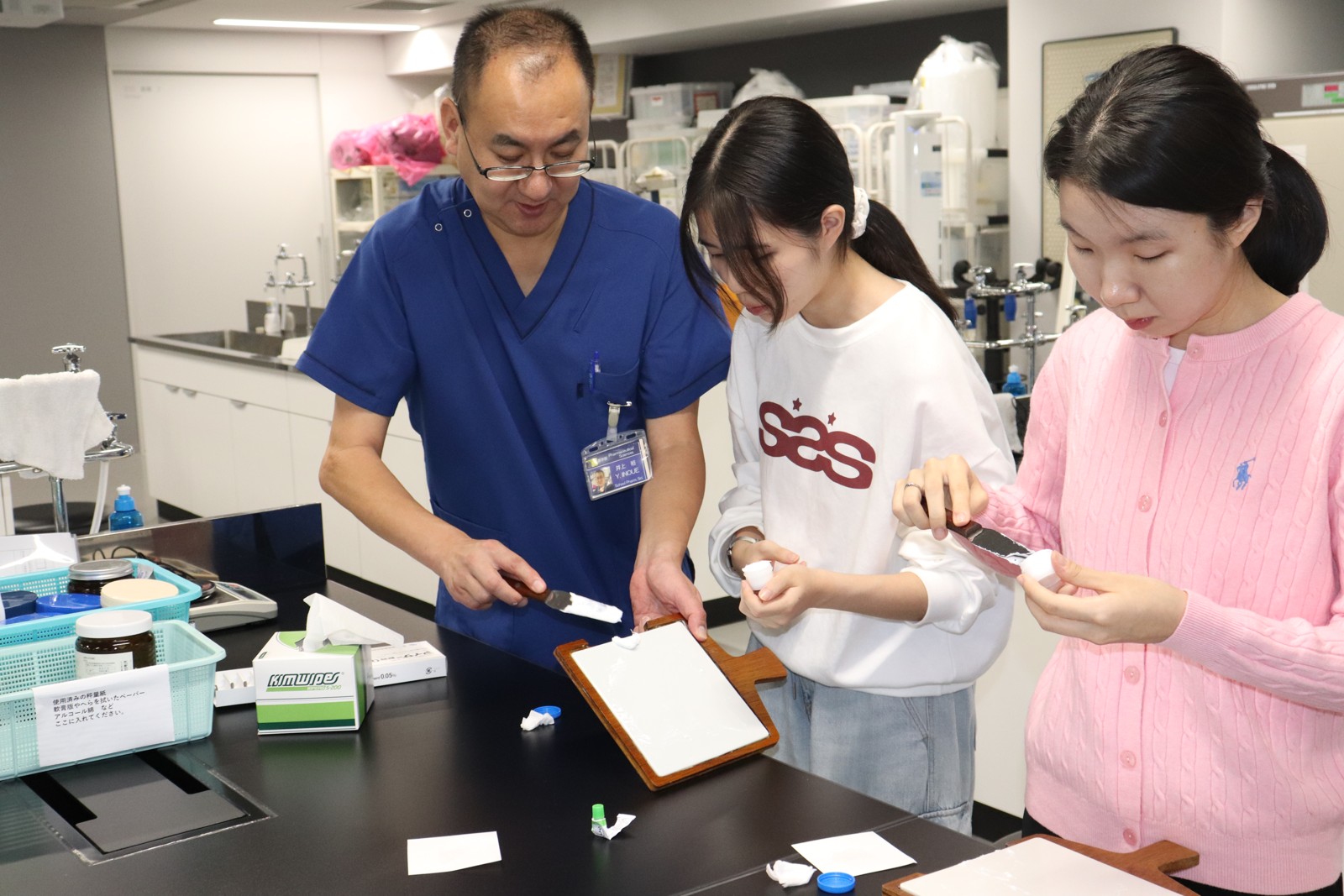 へらと板を使って調製作業を体験する様子